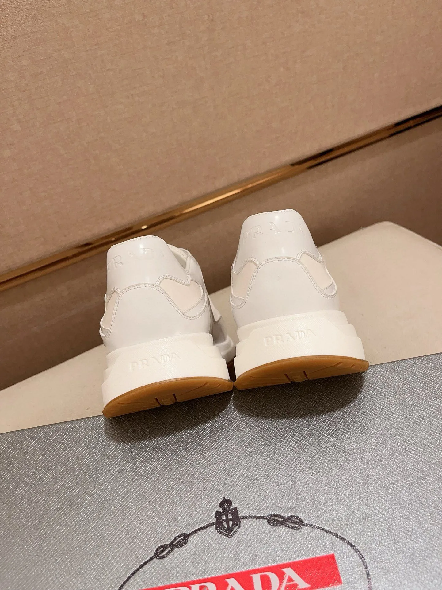 Men's Men's Shoes 💰 580💰 ✔️✔️✔️High-quality new PRADA (Prada) counters are launched simultaneously. The new men's shoes and 😘fabric are made of selected first-layer cowhide and technological glue-spraying technology. Lining: Full cowhide lining. 👍🏿High-end☄️Open-molded non-slip rubber outsole, exquisite lines, simple and elegant, comfortable and high-end for leisure travel. Code number: 38 to 44 (can be customized to 45, non-refundable!